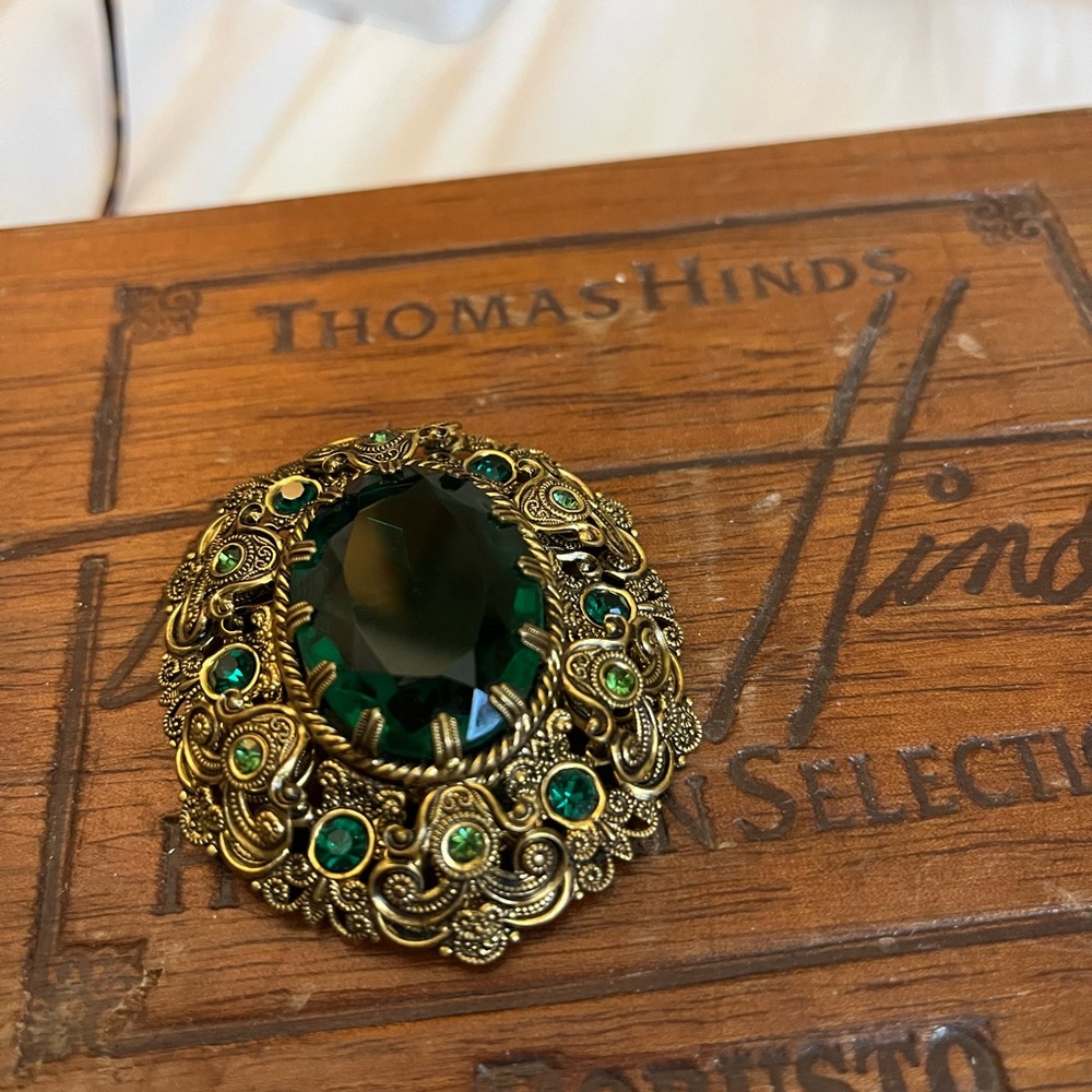 Vintage Ornate Gold and Green Gemstone Brooch - Picture 7 of 11